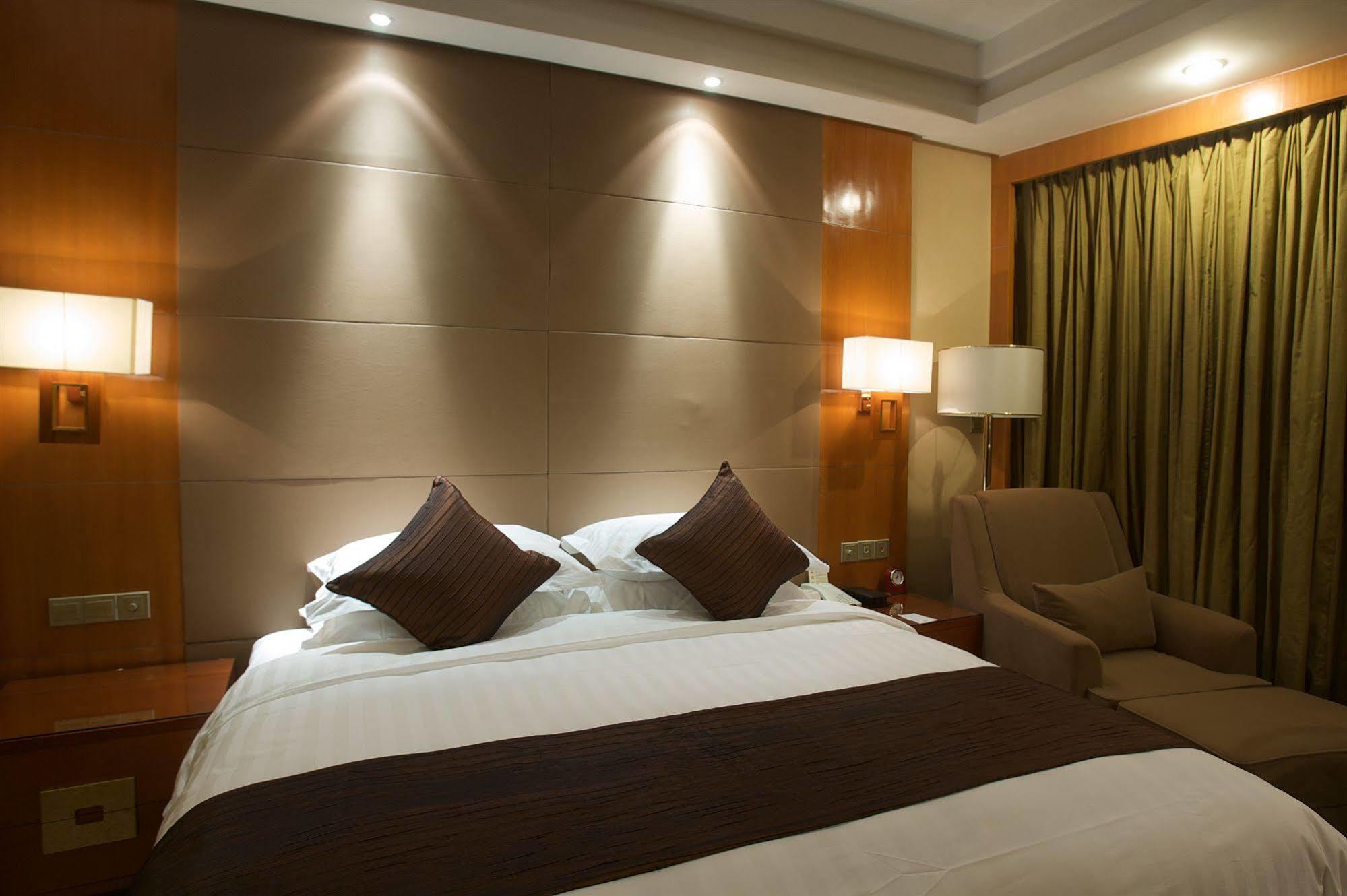 Howard Johnson Tech Center Plaza Hefei Bagian luar foto